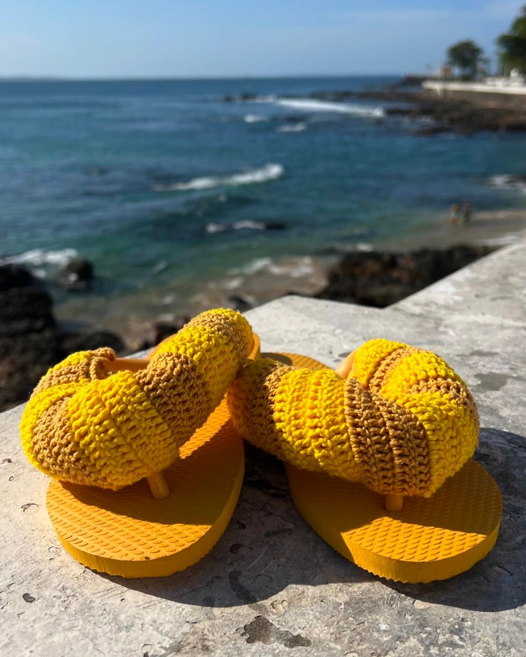 Havaiana com crochê amarelo