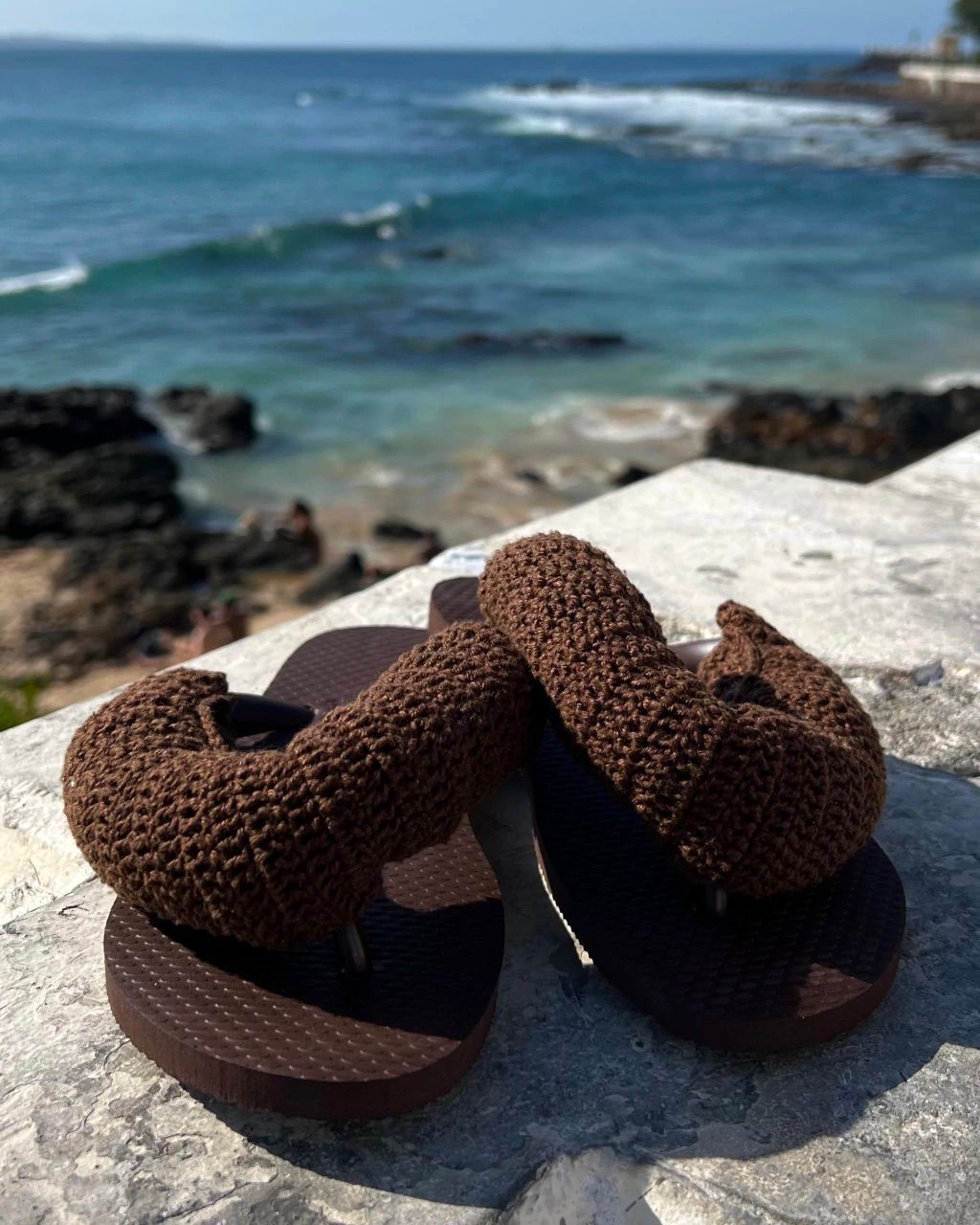 Havaiana com crochê marrom